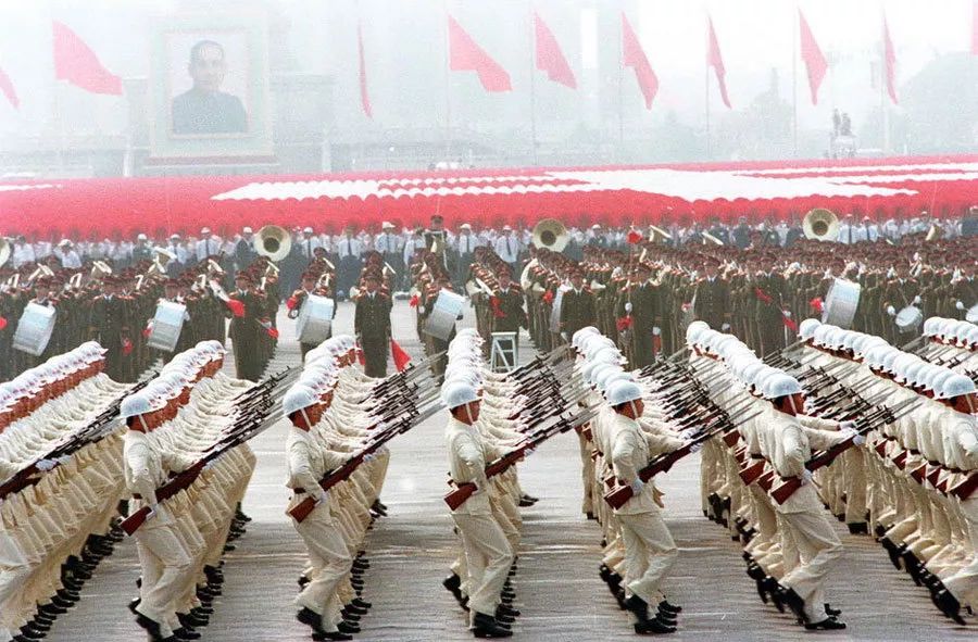 中國(guó)閱兵史上的霸氣瞬間，回顧1984年的閱兵盛況，中國(guó)閱兵史上的霸氣瞬間，回顧1984年閱兵盛況的震撼瞬間