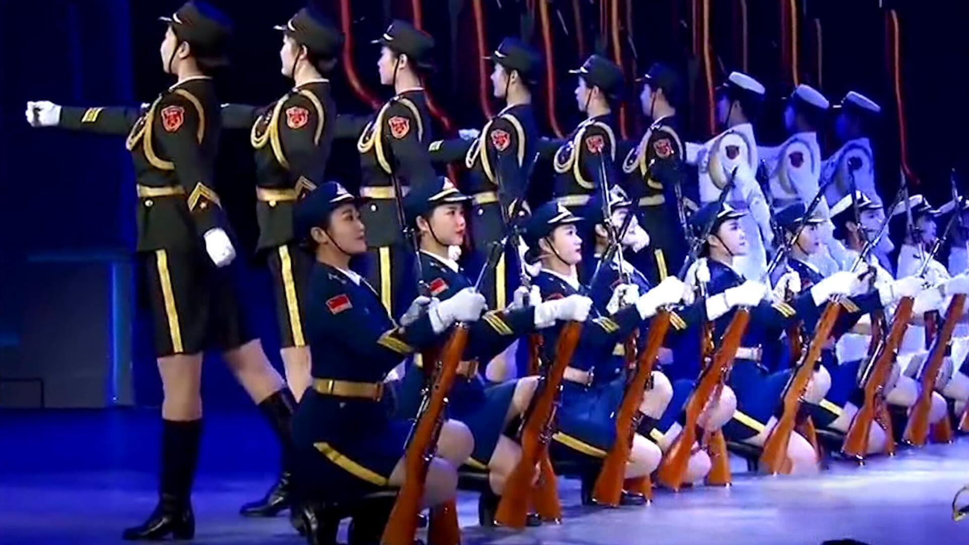 三軍女兵隊(duì)跳舞，展現(xiàn)力量與柔美的完美結(jié)合，三軍女兵隊(duì)舞蹈，力量與柔美的完美交融