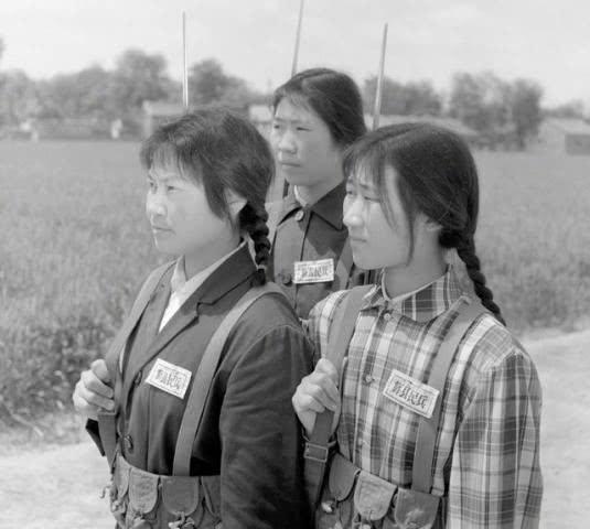 中國(guó)女兵老照片，歷史中的巾幗英雄形象展現(xiàn)，中國(guó)女兵老照片，歷史巾幗英雄形象展
