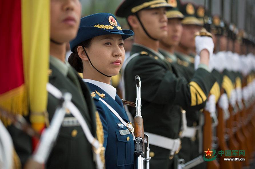 三軍儀仗隊(duì)女兵中隊(duì)，展現(xiàn)新時(shí)代巾幗英雄風(fēng)采，三軍儀仗隊(duì)女兵中隊(duì)，新時(shí)代巾幗英雄的風(fēng)采展現(xiàn)