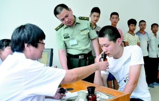 男兵體檢的尷尬圖，理解與尊重的重要性，男兵體檢中的尊重與理解的必要性，尷尬瞬間的思考