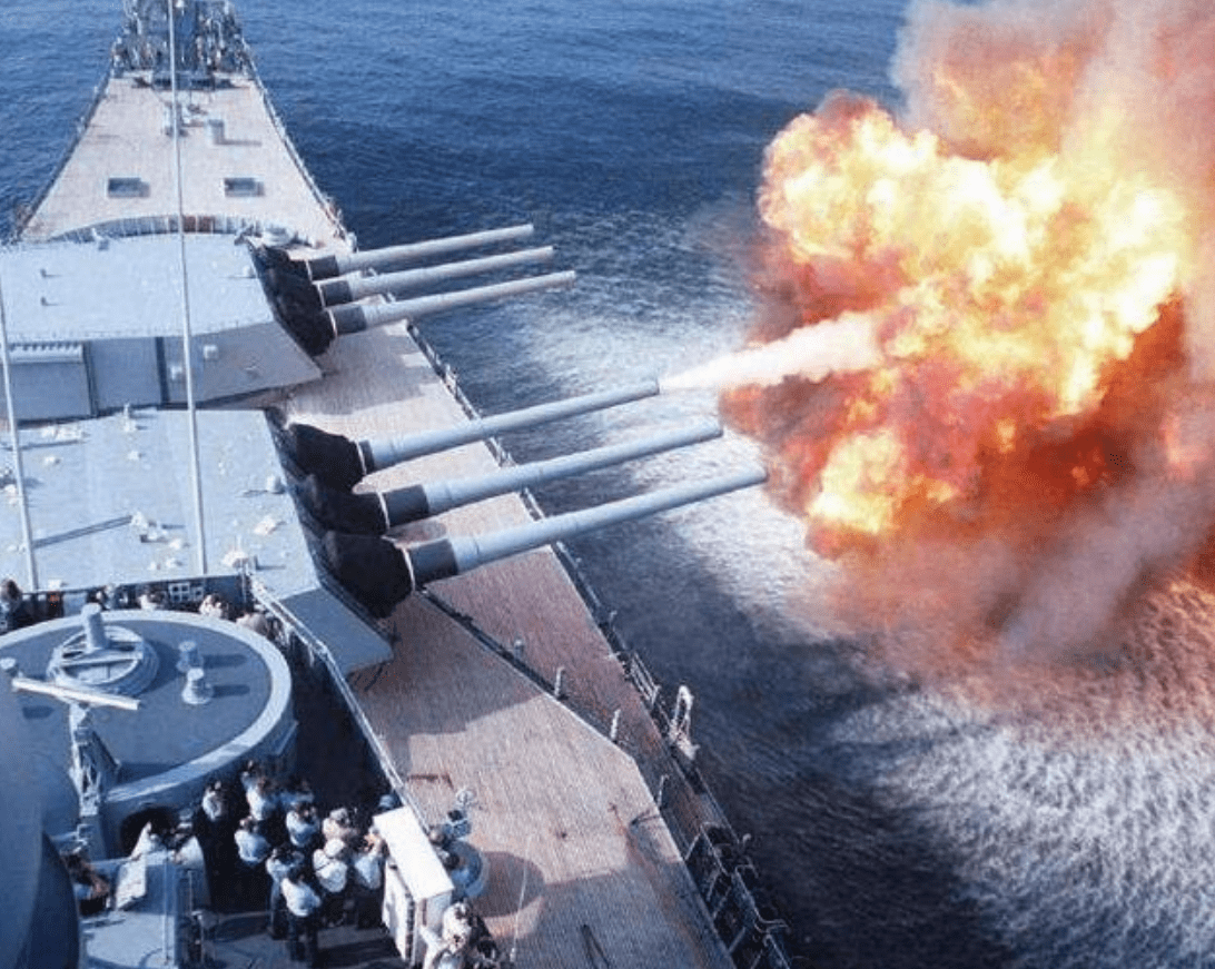 為什么岸炮打不過艦炮，深度解析背后的原因，岸炮與艦炮的較量，解析背后的原因與差異