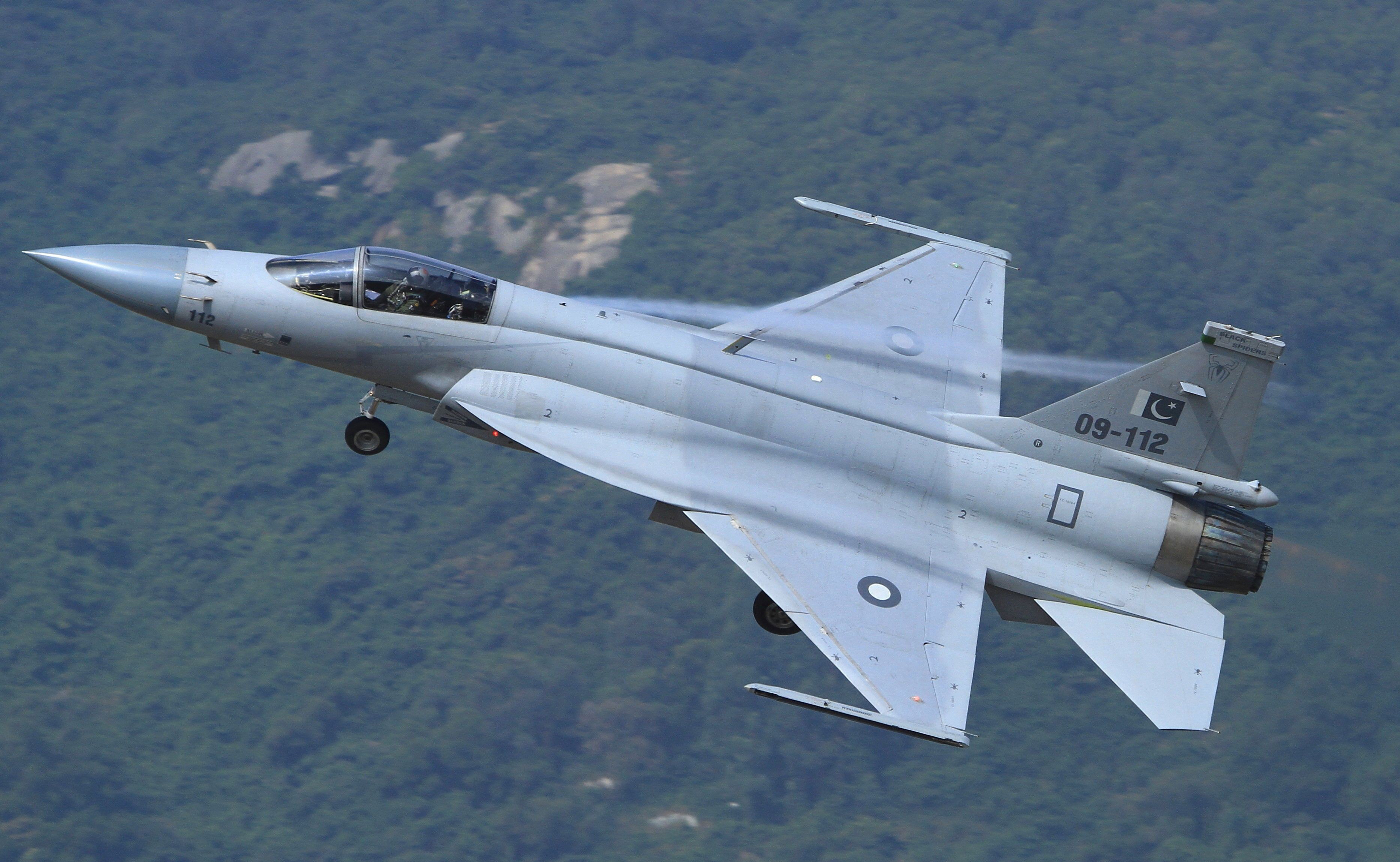 梟龍戰(zhàn)斗機圖片，展現(xiàn)中國空軍力量的驕傲，梟龍戰(zhàn)斗機風(fēng)采，中國空軍力量的驕傲圖片展示