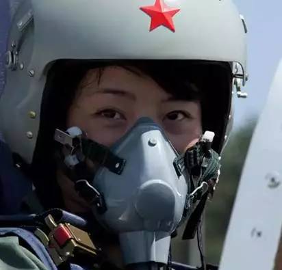 揭秘殲-10女飛行員犧牲真相，英雄背后的故事令人動容，揭秘殲-10女飛行員犧牲真相，英雄背后的感人故事