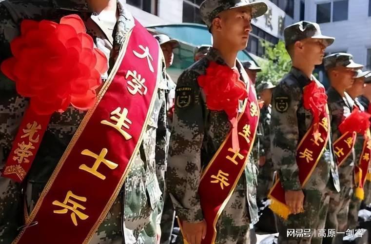 關(guān)于在校大學(xué)生是否應(yīng)該去當(dāng)兵的一些思考，在校大學(xué)生是否應(yīng)該選擇入伍，深度思考探討