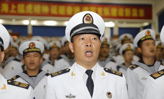軍士長(zhǎng)與軍官，職責(zé)、地位和差異解析，軍士長(zhǎng)與軍官，職責(zé)、地位及差異深度解析