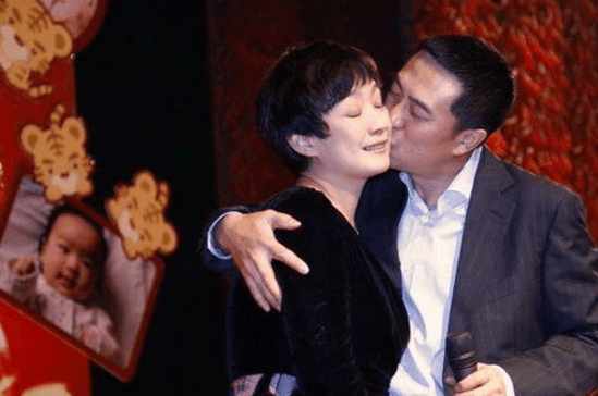 揭秘張嘉譯現(xiàn)任妻子身份，她是誰(shuí)？，張嘉譯現(xiàn)任妻子身份揭秘，她究竟是誰(shuí)？