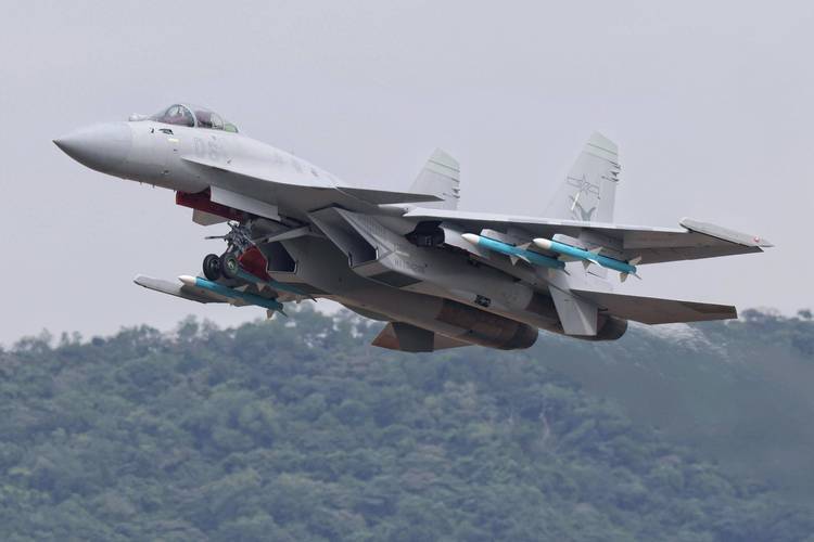 殲-15T，新一代艦載戰(zhàn)斗機(jī)的優(yōu)勢(shì)與挑戰(zhàn)，殲-15T新一代艦載戰(zhàn)斗機(jī)的優(yōu)勢(shì)與挑戰(zhàn)解析